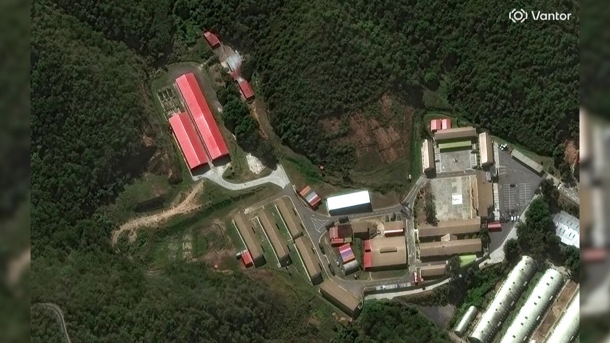 Před a po. Satelitní snímky ukazují následky úderu na základnu, kde byl zadržen Maduro